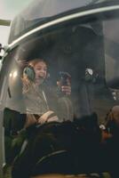 excité entre fille séance sur copilote siège dans hélicoptère photo