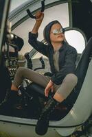 entre fille dans en miroir des lunettes de soleil séance sur pilotes siège dans ouvert hélicoptère photo