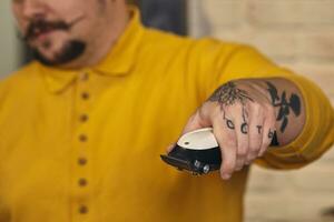 élégant coiffeur homme avec coiffure outils dans le sien mains préparer pour travail photo