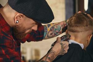 caucasien garçon avoir la Coupe de cheveux dans salon de coiffure intérieur photo