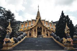 Wat phra buddhabat si roi, temple d'or à chiang mai, thaïlande