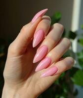 ai généré une main avec rose manucuré ongles photo