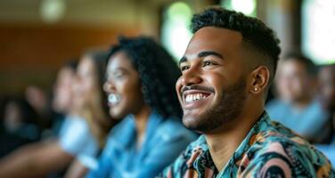 ai généré homme est assis tandis que souriant avec gens dans le de face rangée photo