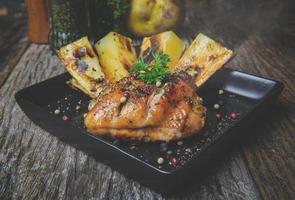 poulet grillé maison avec ingrédient d'épices. photo