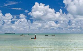 bateau de mer et de pêche avec un ciel bleu nuageux.
