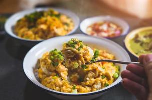 omelette aux crevettes hachées de style asiatique avec du riz. photo