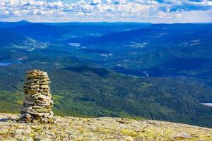 incroyable paysage norvégien de norvège pierres empilées sommet sommet de la montagne.