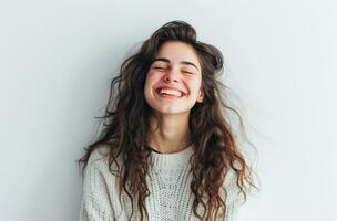 ai généré souriant content femme en riant dans studio portrait photo