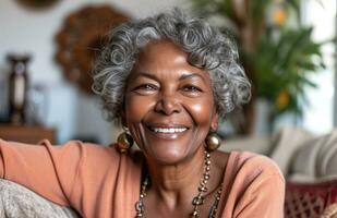 ai généré femme souriant dans vivant pièce photo