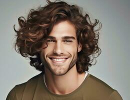 ai généré une homme avec longue frisé cheveux souriant tandis que souriant photo