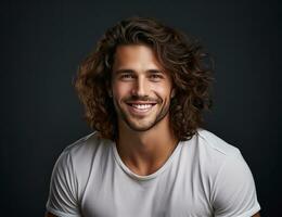 ai généré une homme avec longue frisé cheveux souriant tandis que souriant photo