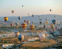 chaud air des ballons plus de rochers photo