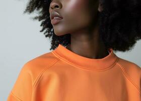 ai généré une femme portant une Orange sweat-shirt photo