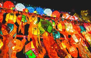 lanternes de rue colorées du festival loy krathong. photo