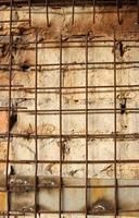 treillis squelette rouillé de tiges de fer sur un mur de briques photo