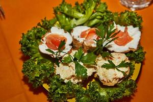 de fête Nouveau années table réglage avec fromage paniers, Frais saumon, et légumes verts photo