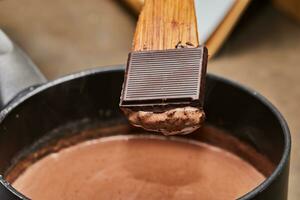 chef cuisine Chocolat mousse dans Accueil cuisine avec casserole et cuillère photo