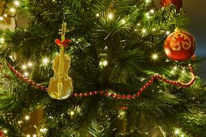 fermer de Noël arbre avec ornements et guirlande avec lumières photo