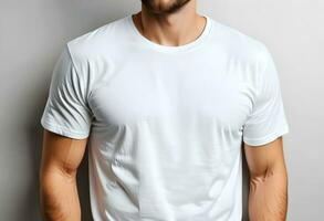 ai généré homme portant blanc T-shirt sur lumière gris photo