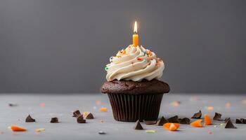 ai généré Chocolat anniversaire petit gâteau avec crème au beurre glaçage et Orange bougie plus de une gris Contexte. photo