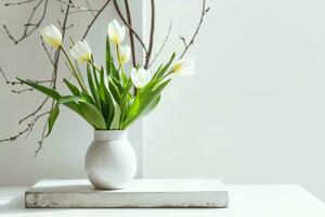 ai généré vide blanc boîte et blanc tulipes dans une vase sur une lumière Contexte. maquette bannière, podium pour afficher de afficher produit. génératif ai. photo