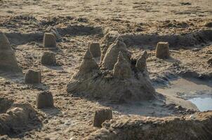 une le sable Château a été construit sur le plage. haute qualité photo