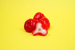 Frais l'eau Pomme fruit et certains l'eau Pomme sur panier derrière sur Jaune Contexte photo