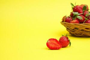 groupe de fraise isolé sur Jaune Contexte photo