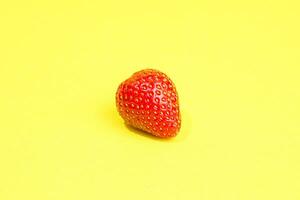 Célibataire fraise isolé sur Jaune Contexte photo