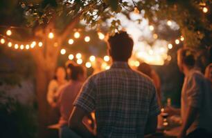 ai généré une homme permanent en plein air avec une groupe de gens à une fête photo