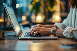 ai généré proche en haut de femelle mains dactylographie sur portable clavier à table dans café photo