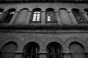 architecture et des rues de le vieux ville. le historique architecture de Tchernivtsi, Ukraine. vieux ville après le pluie. photo