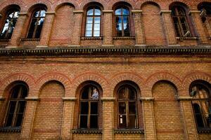 architecture et des rues de le vieux ville. le historique architecture de Tchernivtsi, Ukraine. vieux ville après le pluie. photo