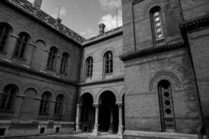 architecture et des rues de le vieux ville. le historique architecture de Tchernivtsi, Ukraine. vieux ville après le pluie. photo