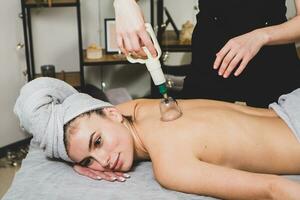 Jeune femme avoir une retour massage dans une spa salon. beauté traitement concept. photo