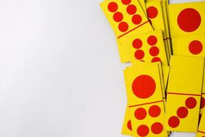 dominos en jouant cartes isolé blanc arrière-plan, Jaune rouge dominos cartes photo