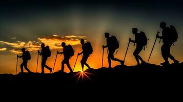 ai généré silhouette de randonneurs trekking dans montagnes pendant coucher de soleil, mettant en valeur le beauté de la nature et aventure. photo
