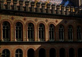 architecture et des rues de le vieux ville. le historique architecture de Tchernivtsi, Ukraine. vieux ville après le pluie. photo