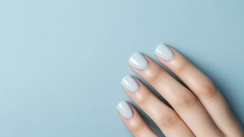 ai généré charme femme main avec bleu clou polonais sur sa les ongles. pastel Couleur clou manucure avec gel polonais à luxe beauté salon. clou art et conception. femelle main modèle. français manucure. photo