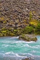 rochers rock dans le paysage de la rivière turquoise utla utladalen norvège.