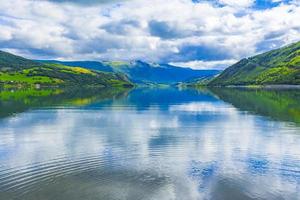 incroyable paysage norvégien montagnes colorées fjord forêts jotunheimen norvège.
