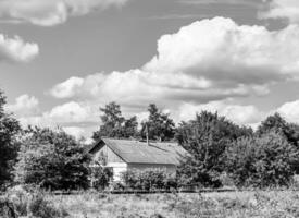 belle vieille maison de ferme abandonnée dans la campagne sur fond naturel photo