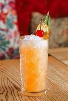 cocktail d'alcool sur la table du bar