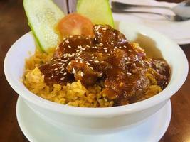 riz frit avec boule de poulet photo