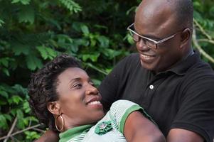 heureux jeune couple en vacances dans la brousse. photo