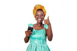 jeune femme écoutant de la musique dans des écouteurs de téléphone portable. photo