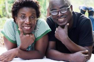 heureux jeune couple dans un parc de loisirs. photo