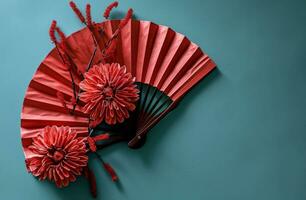 ai généré chinois rouge papier ventilateur avec fleur décoration contre bleu Contexte photo