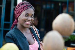 femme assez souriante en regardant la caméra. photo