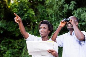 heureux jeune couple en campagne touristique. photo